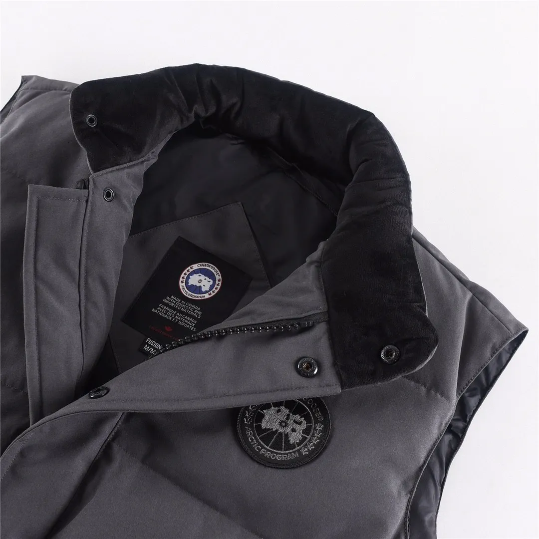 P320 Canada Goose Canada Goose #Freestyle Crew 4154M men's and women's vest down# ➖ Genuine synchronous anti-counterfeiting chip sensor! ➖ Imported Behringer embroidery machine to customize 10,000-needle embroidery logo! ➖ Imported 21-count polyester-cotton blended original fabric, using Feather-Light 10D waterproof coating fabric, made of 84.5% polyester fiber and 15.5% cotton, 100% the best feel in the entire network! ➖ The genuine official website uses the national standard 80 white duck down, and will never be misled by false claims such as 90 down or goose down! ➖ 100% nylon nylon lining with double double-layer sealing design to prevent velvet from running away. Top-grade polar fleece is used in the collar and pockets to keep warm and comfortable! ➖ Yoshida YKK provides original custom-made electroplated sliders. YKK two-way lockable zippers are tight and smooth and will not peel off paint! ➖ 3M composite original Velcro is durable, and all accessories and hardware are disassembled and customized!  SIZE: XS S M L XL XXL [Attached: Size chart]